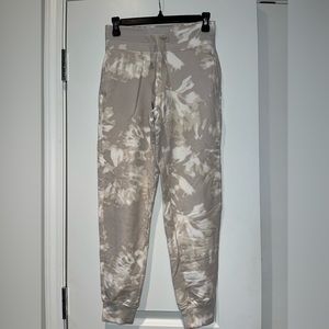 Athleta jogger sweatpants in cream tie dye. Size XS.